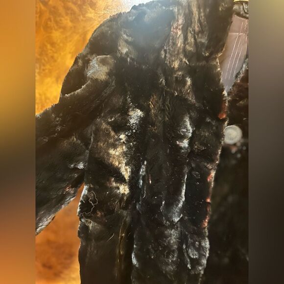 Elegant Black Fur Coat - Picture 8 of 9